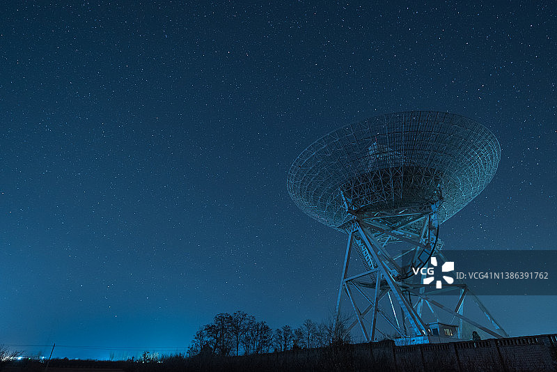 星空下的射电望远镜图片素材