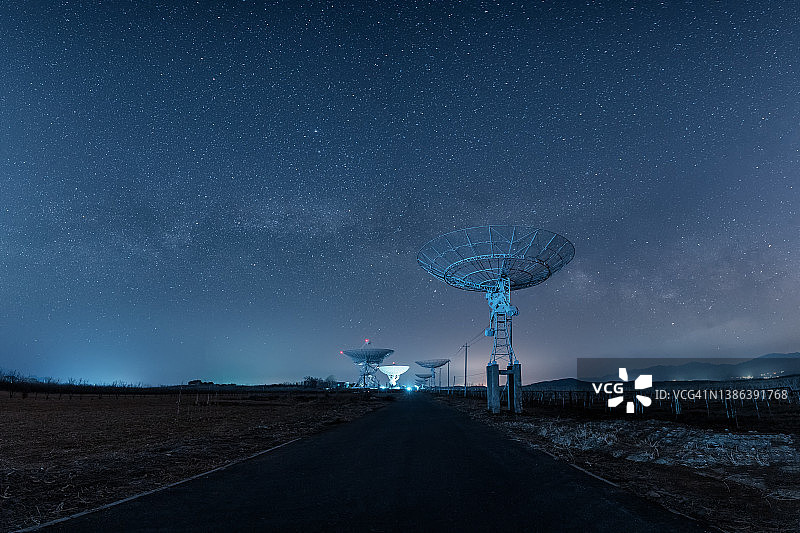 星空下的射电望远镜图片素材