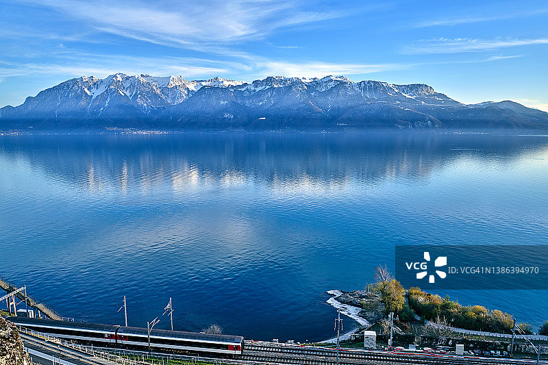 瑞士蒙特勒清晨的日内瓦湖图片素材