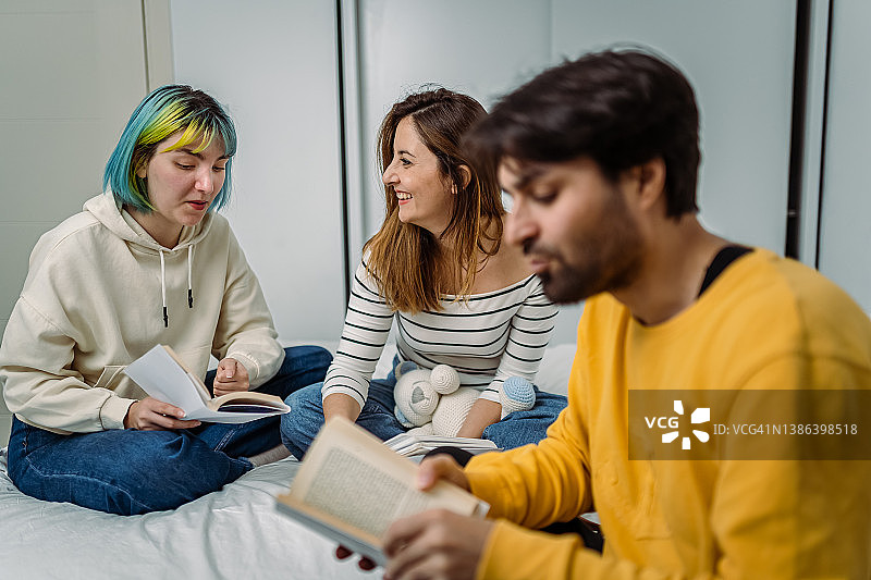 大学生讨论最新书籍图片素材