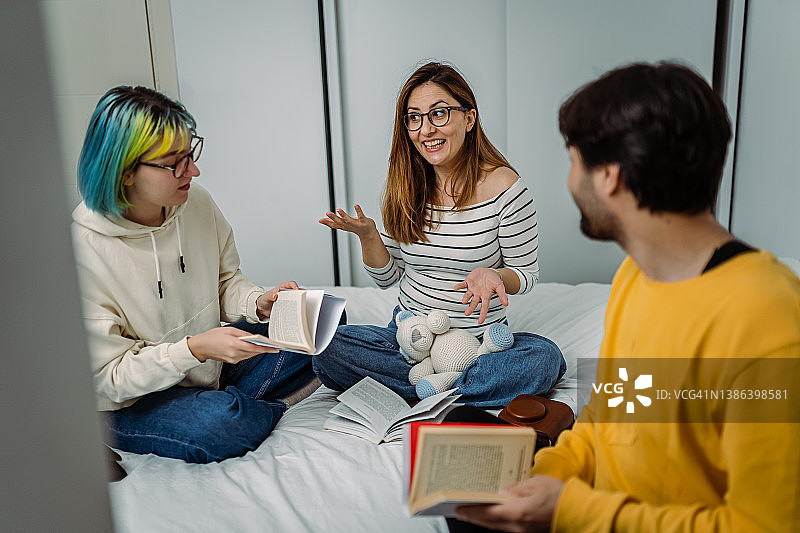 大学生讨论最新书籍图片素材