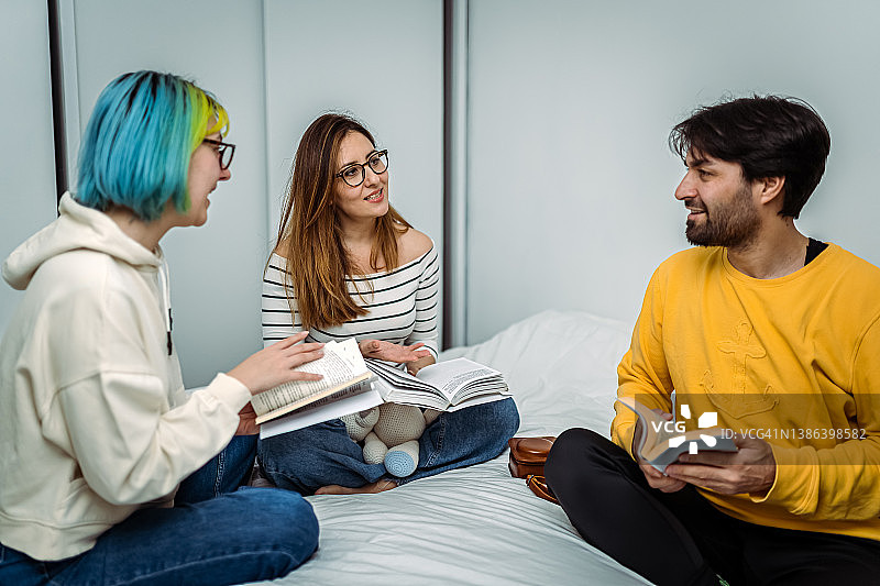大学生讨论最新书籍图片素材
