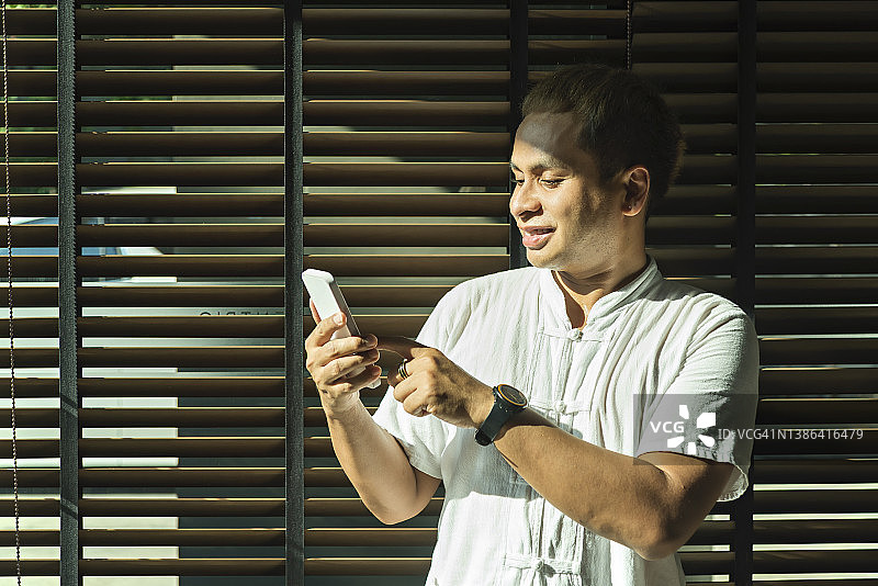 一个男人专注地使用手机图片素材