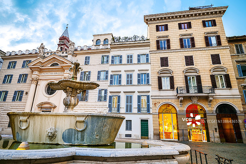 罗马法尔内塞广场中心的罗马喷泉图片素材