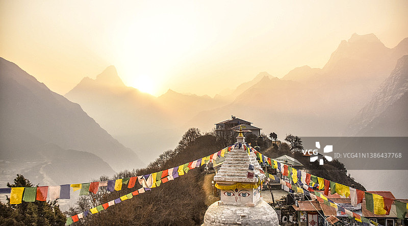 山脊上的佛教寺庙（佛塔）景色图片素材