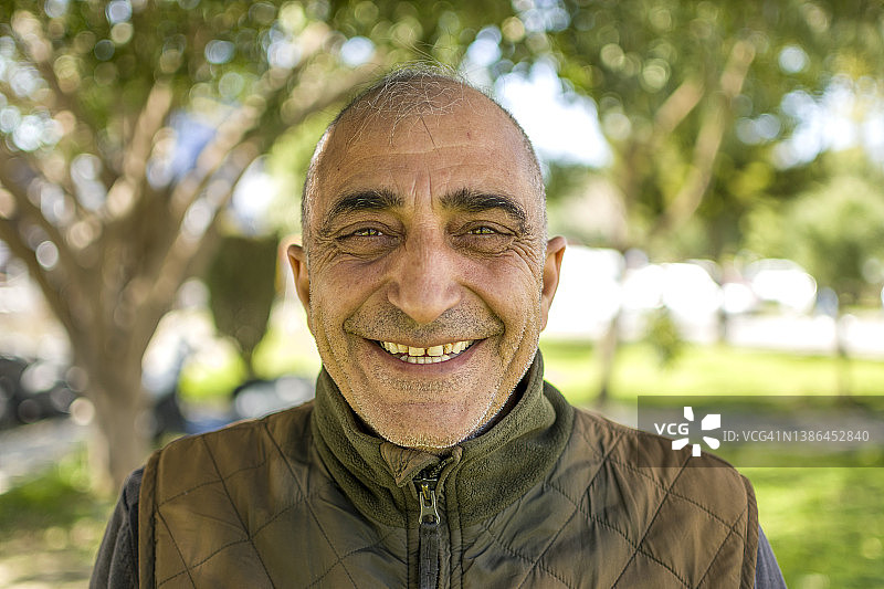 摆姿势的英俊男人图片素材