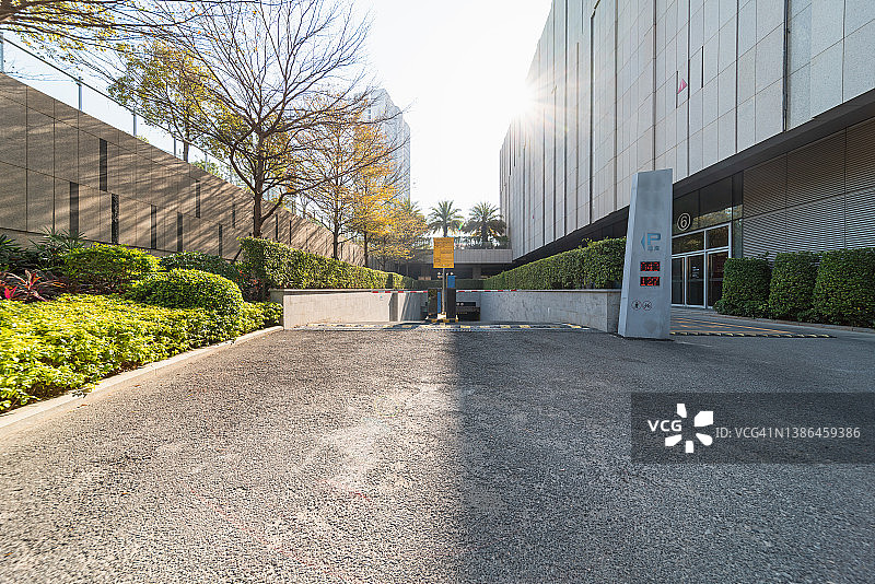 建筑物地下车库入口的沥青路图片素材
