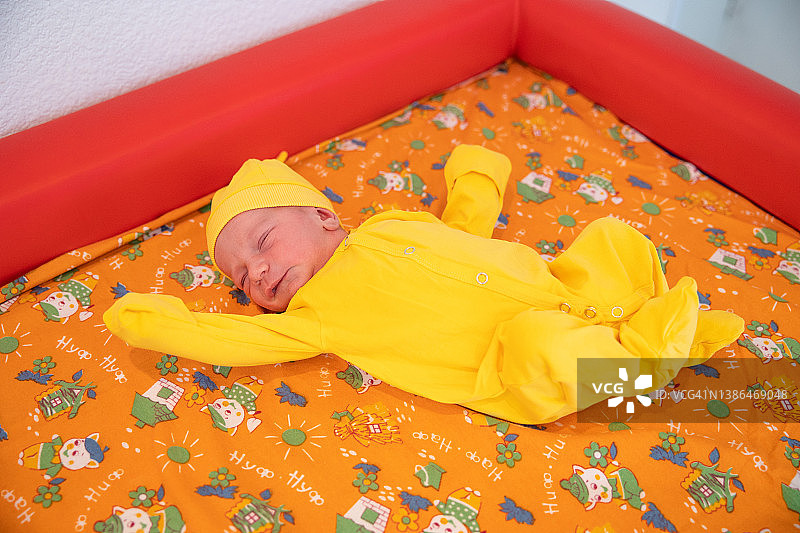 宝宝躺在换尿布台上，新生儿在妇产医院图片素材