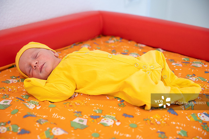 宝宝躺在换尿布台上，新生儿在妇产医院图片素材