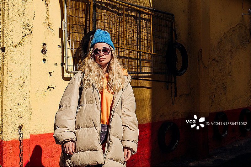 户外年轻时尚女性图片素材