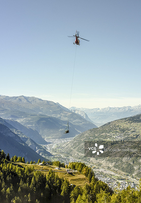 瑞士阿尔卑斯山脉的救援直升机美景图片素材