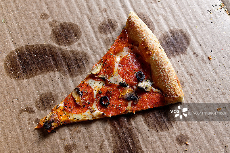 美味的意大利披萨：外卖披萨盒装，白色背景。番茄、意大利辣香肠、培根和奶酪披萨切片，不健康的生活方式快餐理念。图片素材