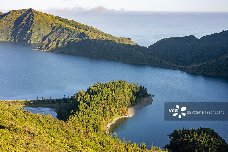 从米拉多罗高处看福戈泻湖，亚速尔群岛，葡萄牙图片素材