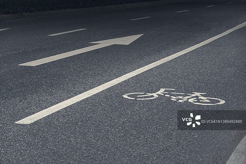 道路上的方向箭头标志图片素材