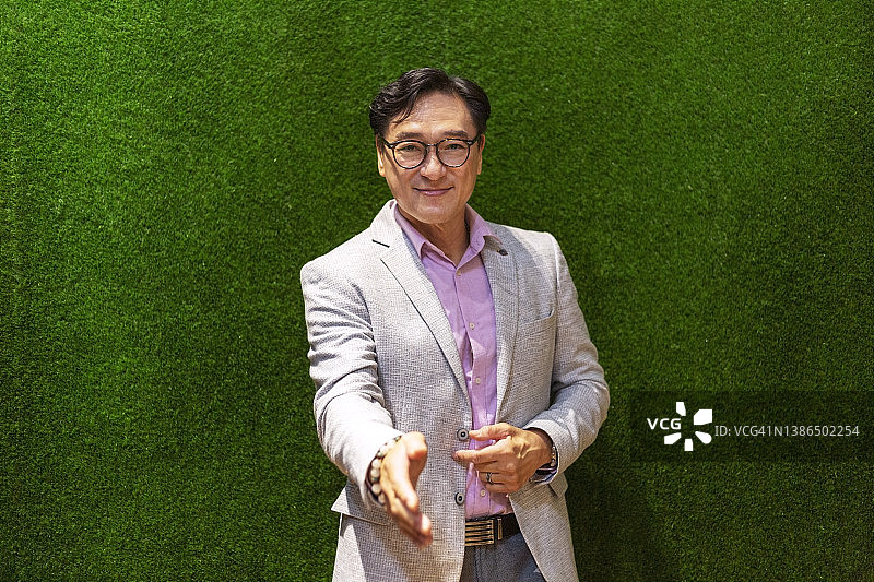 自信的商务男士伸出手准备握手图片素材