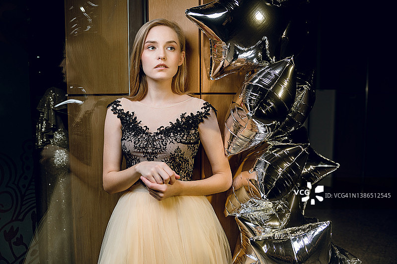 穿着华丽服装的年轻女子室内人像：摆姿势的专业模特图片素材