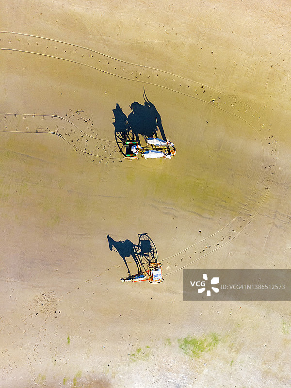 海滩上提供的游乐设施的影子摄影图片素材