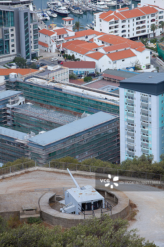 城市景观：直布罗陀国际历史区。直布罗陀岩石与前景中的现代大炮图片素材