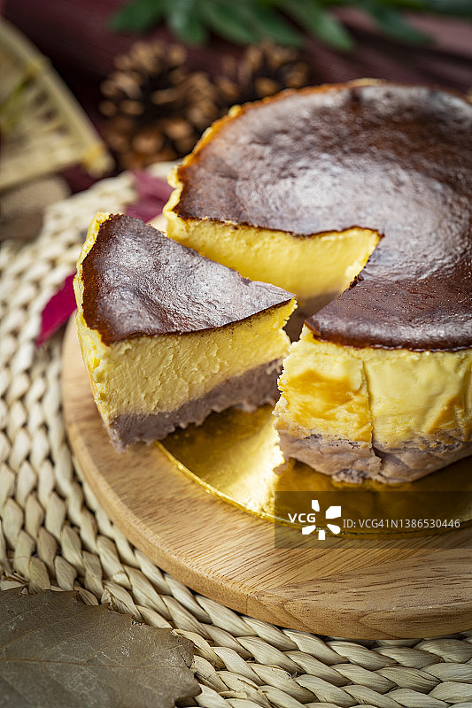 烧焦的芝士蛋糕图片素材