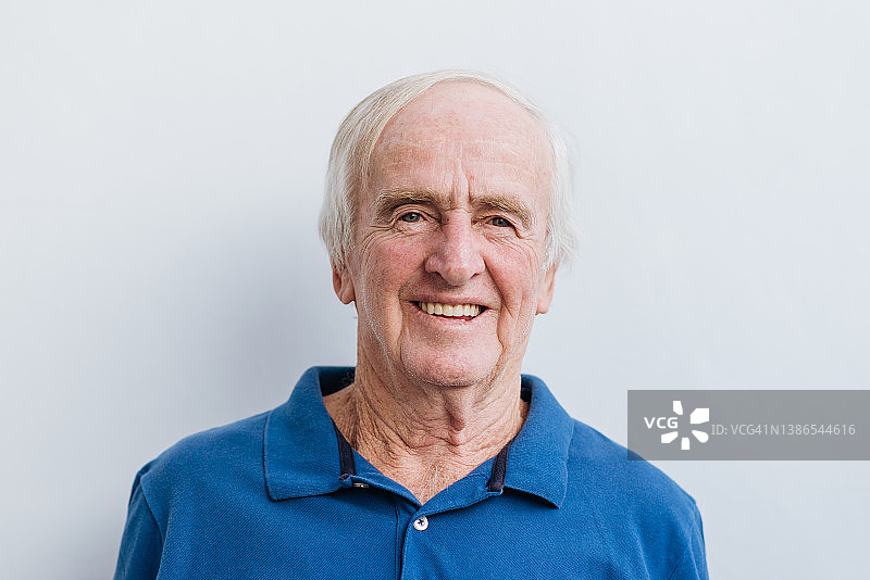 一位笑容满面的年长男人肖像图片素材