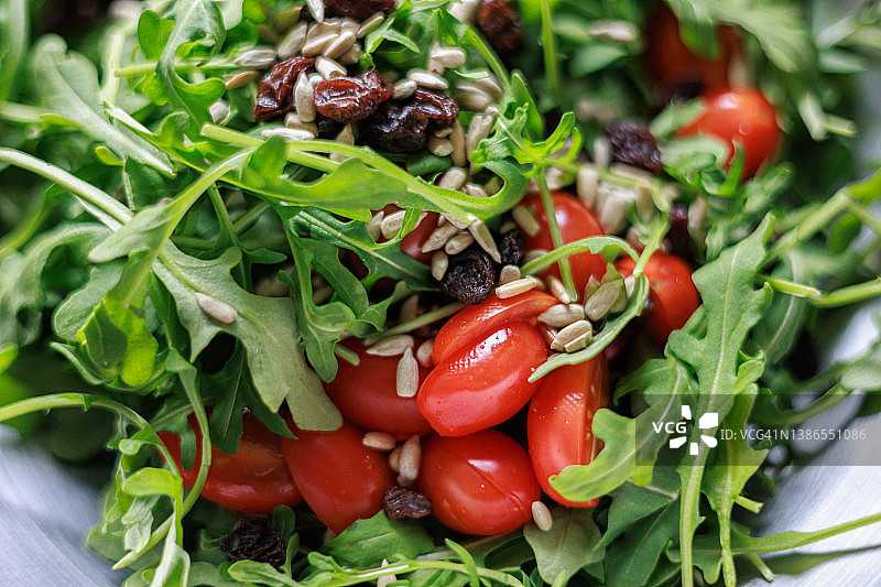 含多汁甜番茄的新鲜蔬菜沙拉图片素材