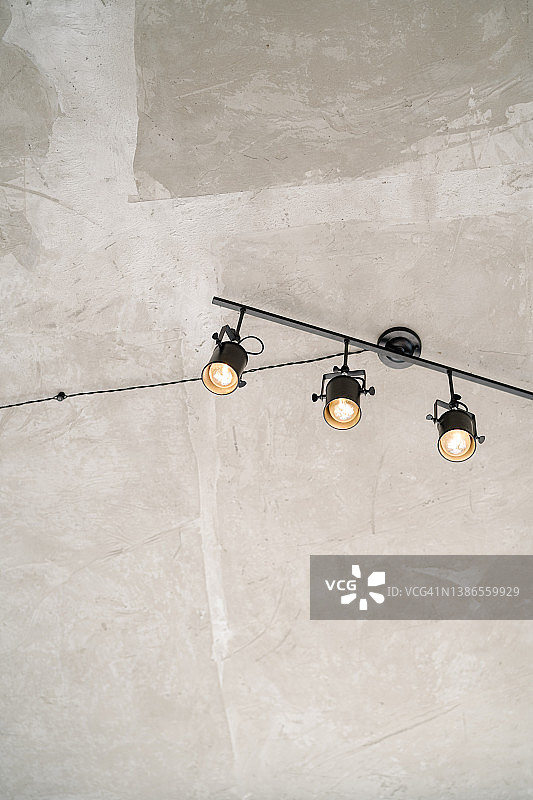 天花板上的闪电。阁楼设计图片素材