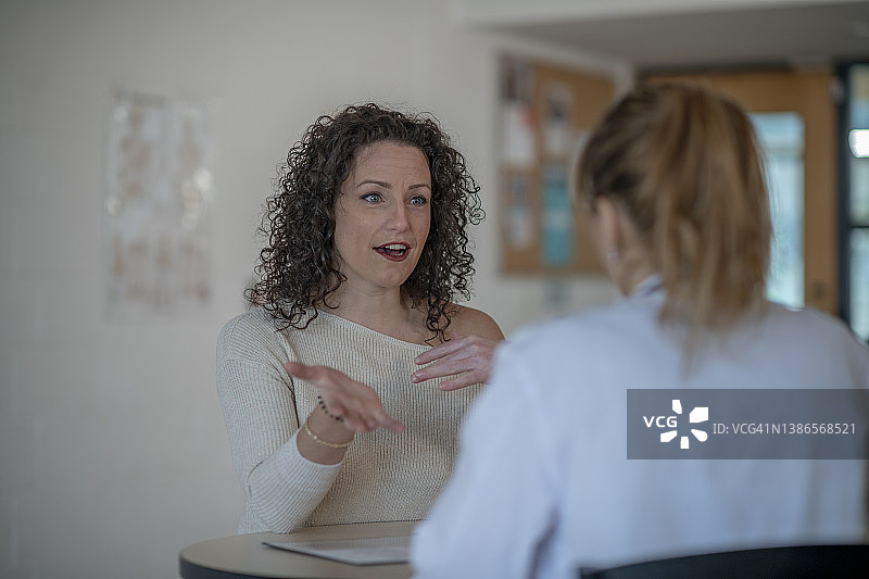 与医生交谈图片素材