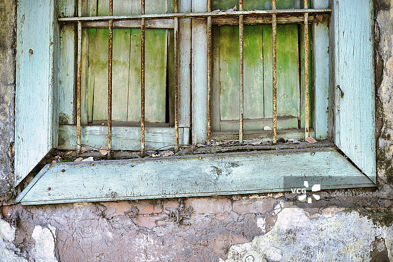 带铁栏杆的旧窗户图片素材