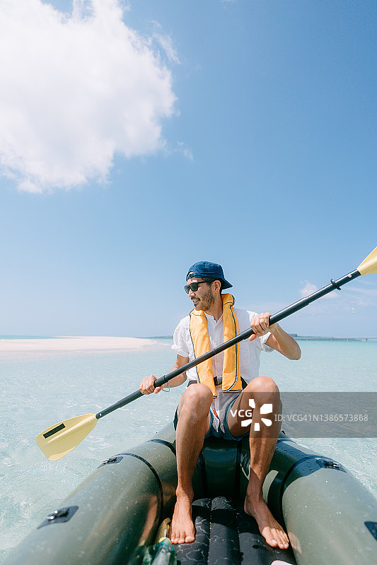 男子在冲绳沙洲的热带水域海上皮划艇（日本）图片素材