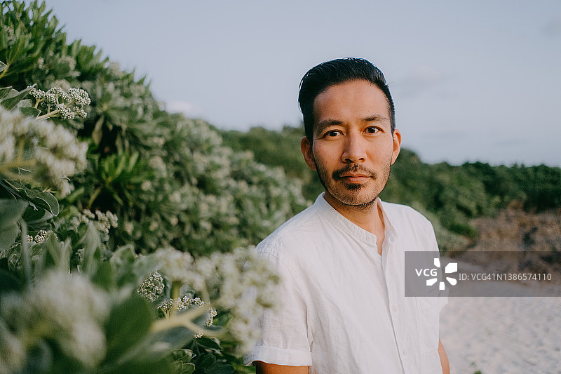黄昏时分海滩上的日本男人肖像图片素材