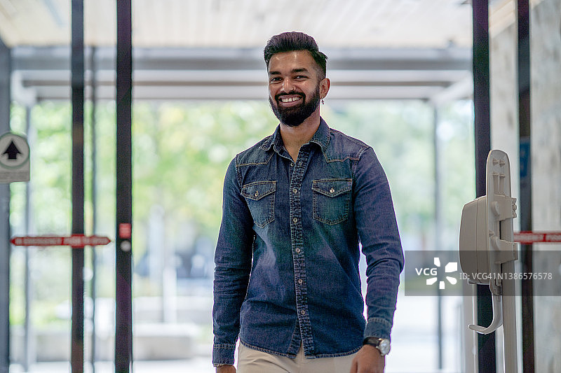 中东男人进入设施图片素材