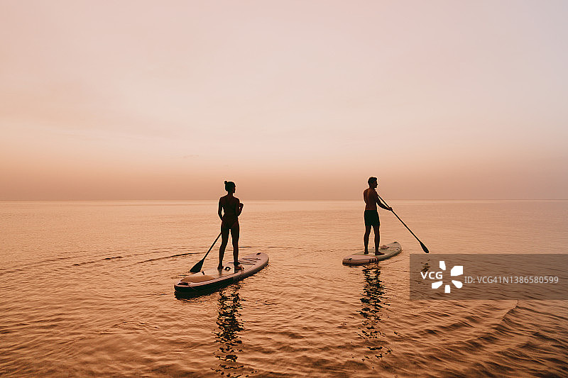 一同在海洋上划桨图片素材