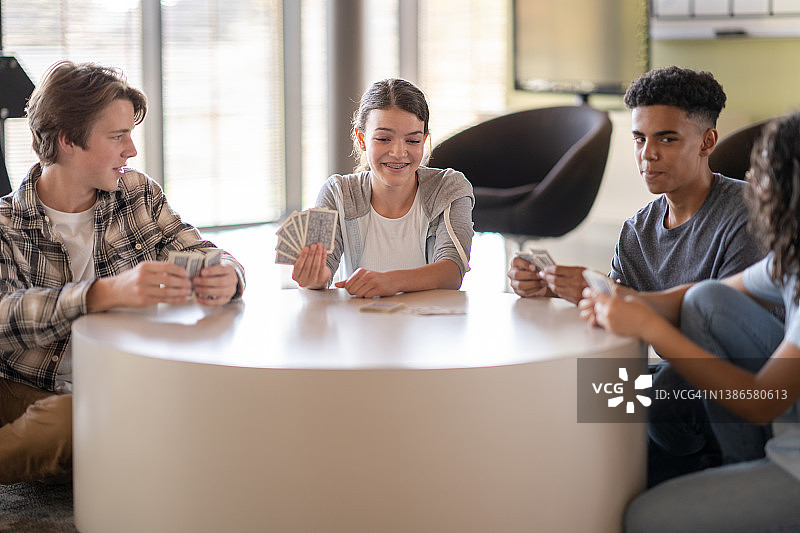 青少年玩纸牌游戏图片素材