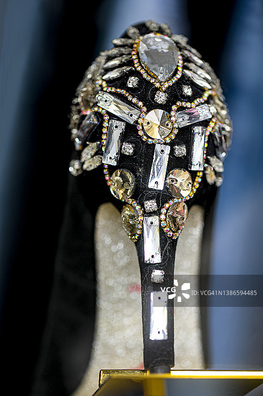 莱茵石装饰的高跟鞋图片素材