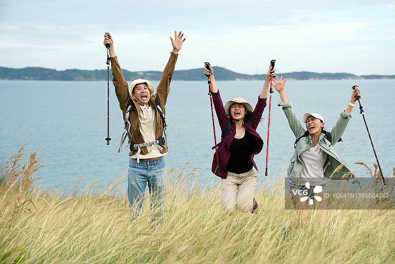 亚洲朋友在度假时休息远足。图片素材