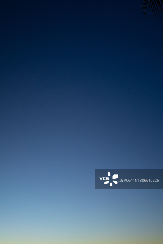 蓝色渐变黄昏图片素材