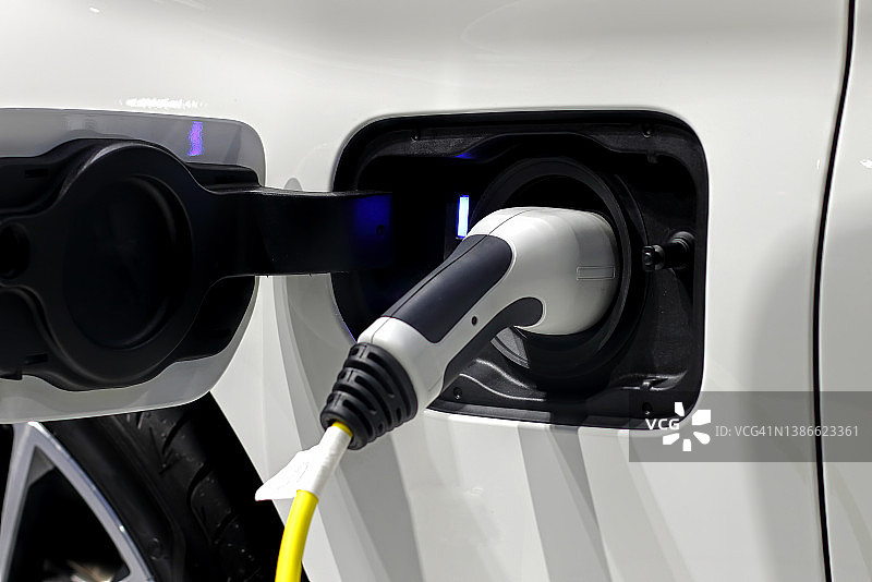 电动汽车充电站及电源线。环保替代能源概念图片素材