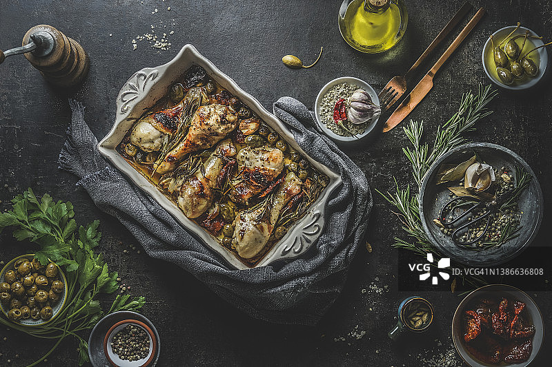 烤鸡腿砂锅与厨房餐桌静物图片素材