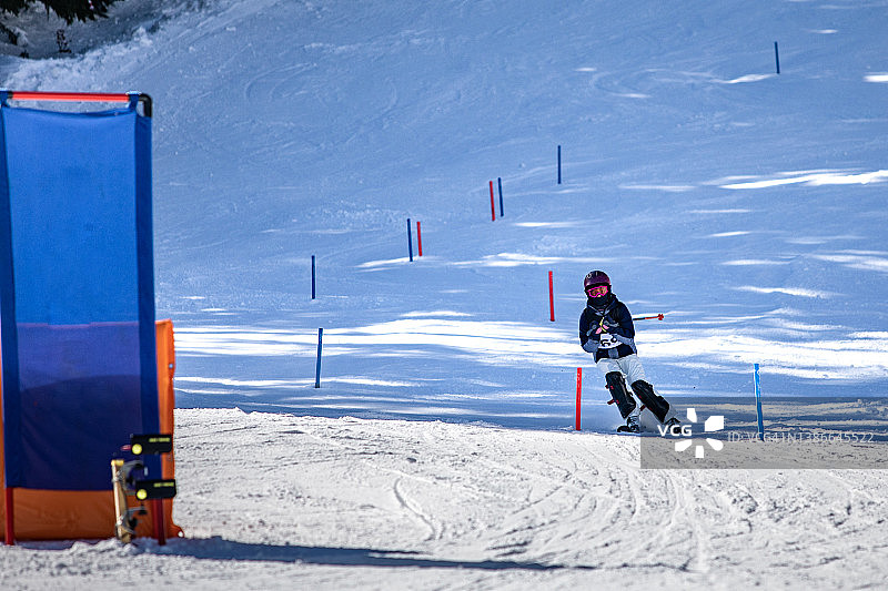 滑雪比赛的女孩图片素材
