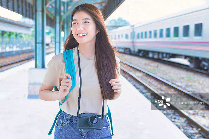 年轻的亚洲女性背包客在火车站候车图片素材