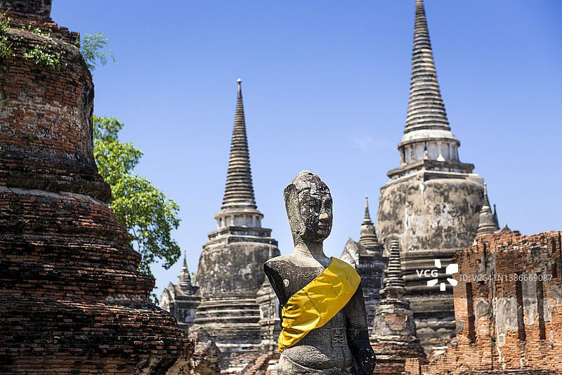 泰国阿瑜陀耶，Wat Phra Si Sanphet寺主塔前的佛像遗址图片素材