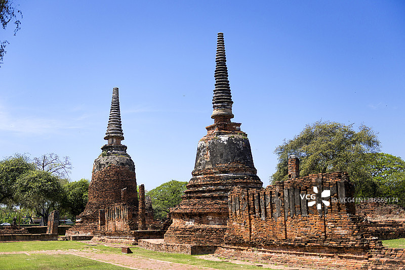 泰国阿瑜陀耶府，帕席桑碧寺遗址间的钟形宝塔图片素材