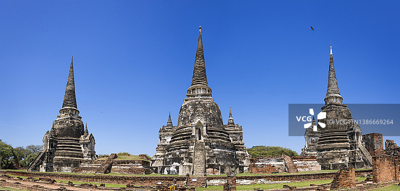 泰国阿瑜陀耶府帕席桑碧寺中央的三座主塔图片素材