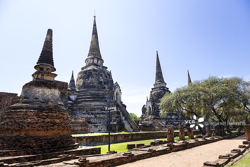 泰国阿瑜陀耶府帕席桑碧寺中央的三座主塔图片素材