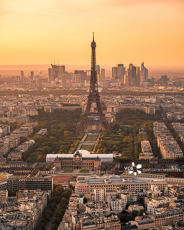 法国巴黎埃菲尔铁塔的天际线（巴黎日落景色）图片素材