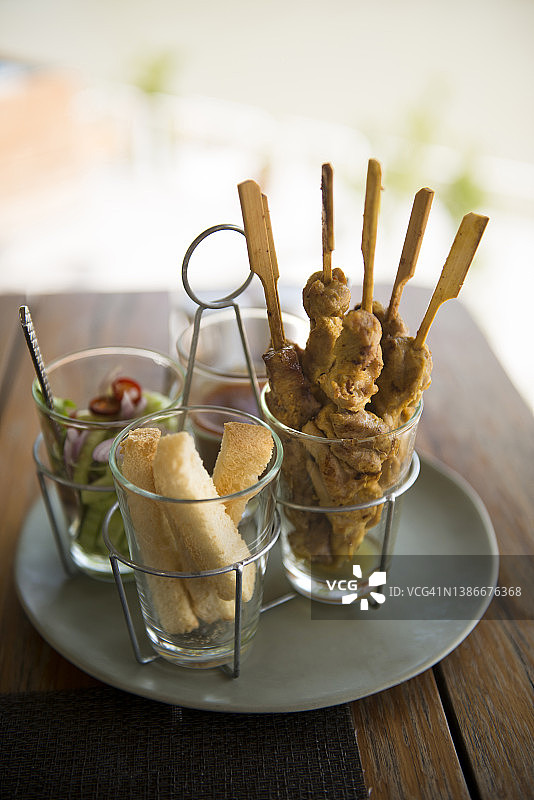 泰式鸡肉沙爹烤串配蘸料图片素材