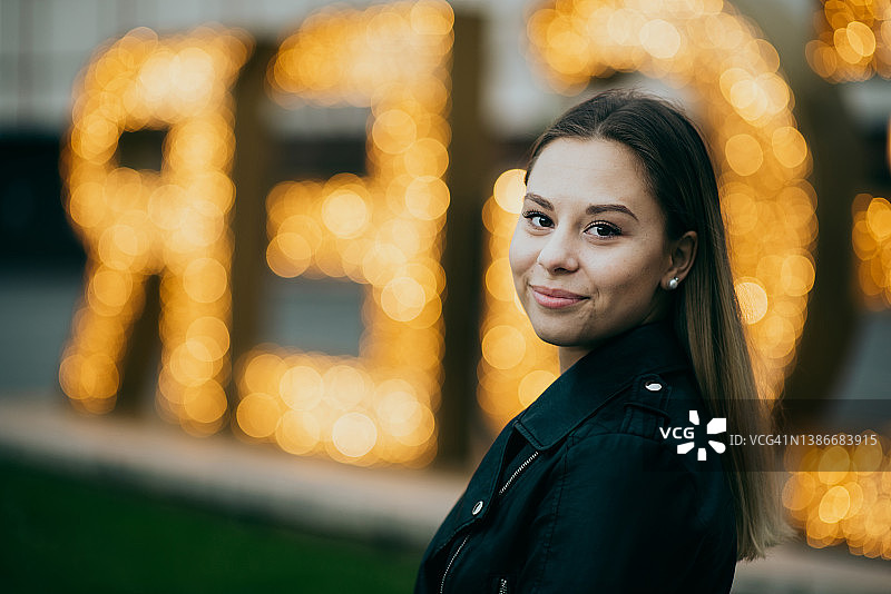 城市里的美丽女孩图片素材