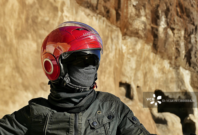 沙漠骑手：面部遮挡的骑行者图片素材