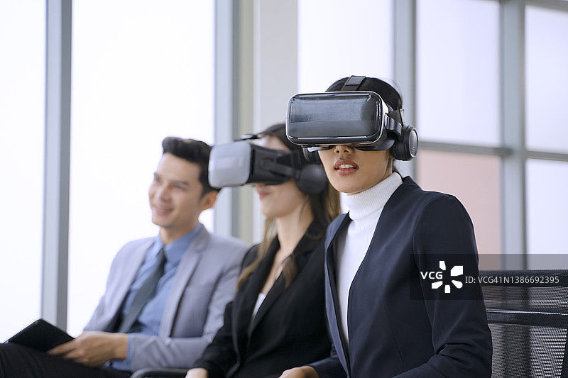 员工们一起使用VR眼镜工作图片素材