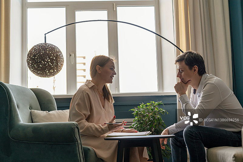 女心理咨询师与病人交谈图片素材